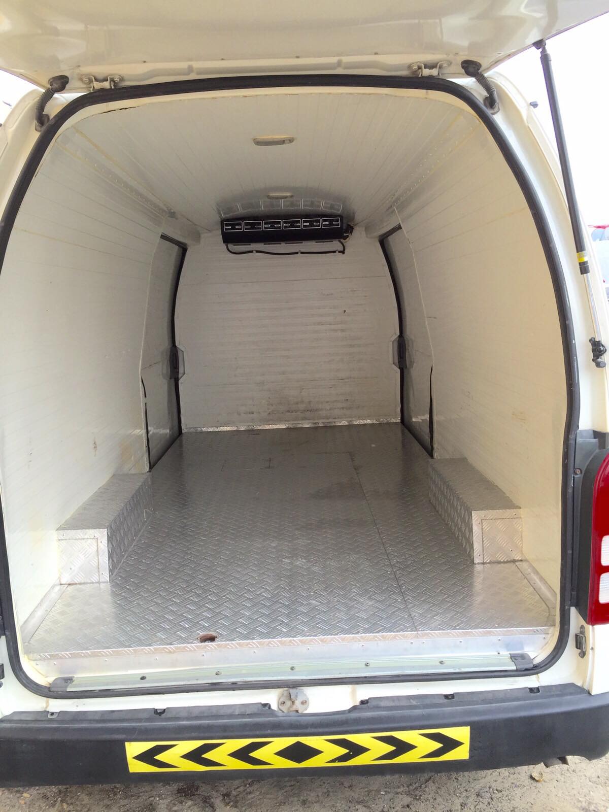Freezer van rental Dubai holding -18°C for frozen food transport